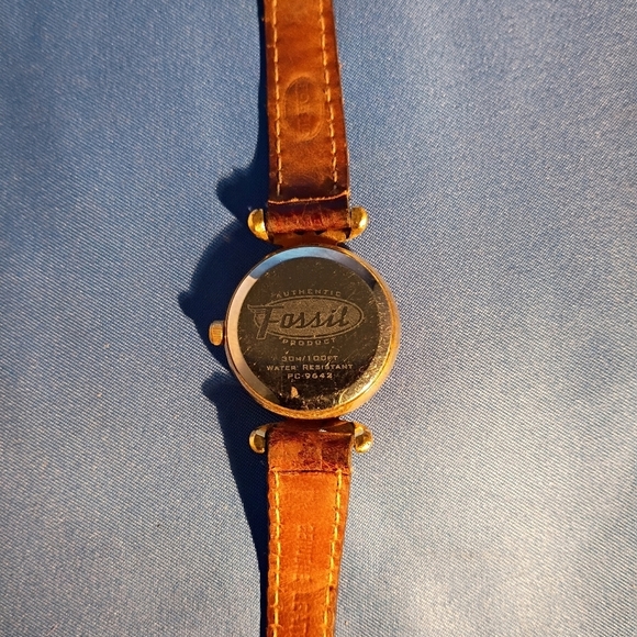 VINTAGE FOSSIL WATCH. WITH ORIGINAL LEATHER BAND - Picture 2 of 4